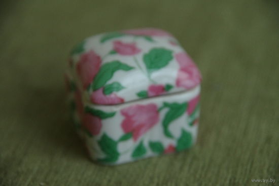 Шкатулка мелочница  ( фарфоровая )    4 Х 4 , высота 3,5 см