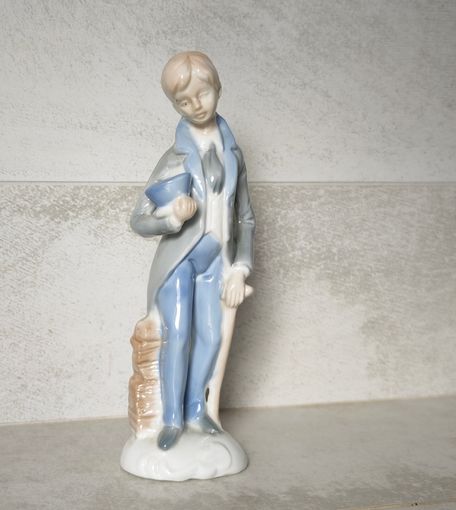 Статуэтка юноша