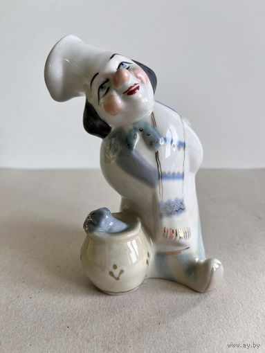 СТАТУЭТКА ФАРФОРОВАЯ "ПРИЯТНОГО АППЕТИТА. ПОВАР И КОТ".  12*7*9,5 СМ. ПОЛОННОЕ. КРАСНОЕ КЛЕЙМО - 1 СОРТ.СМ.ФОТО И ОПИСАНИЕ.