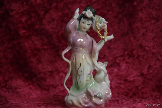Статуэтка фарфоровая  14 см