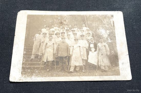 Фотооткрытка 1 Мировая война / Группа раненых немецких солдат и медсестер в госпитале