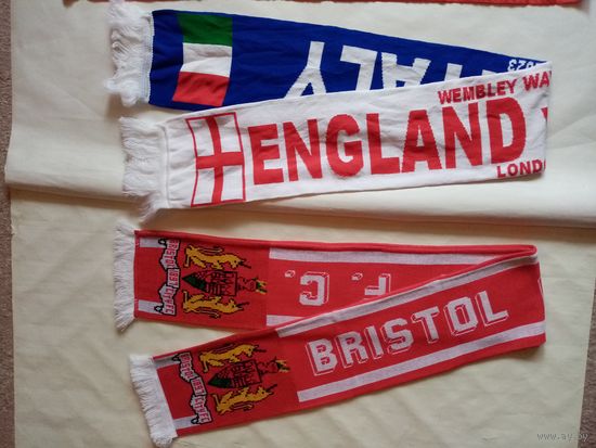 Лот футбольных шарфов.