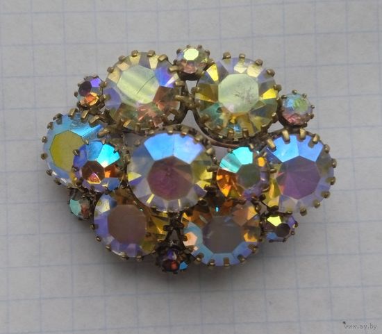Брошь.