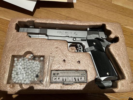 Игрушечный пистолетик (ЯПОНИЯ) в оригинальном комплекте. стреляет шариками. в рабочем состоянии