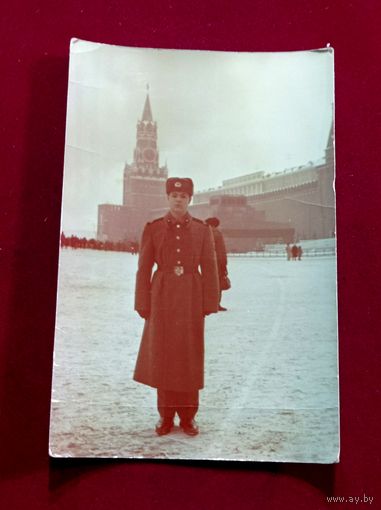 Фото солдат Советской Армии рядом с Кремлём