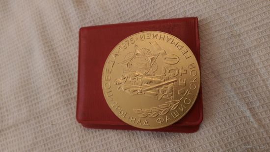 Настольная медаль.