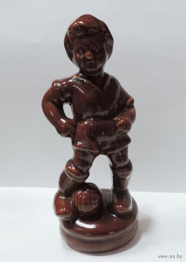 Статуэтка "Футболист" 70-е годы Европа. Керамика. Высота 18 см.