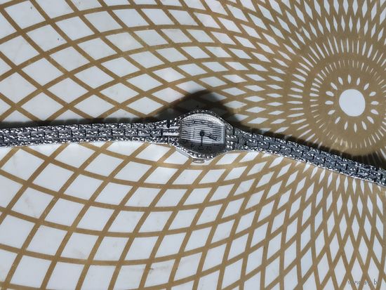 Часы наручные Луч с браслетом,тикают.  В коллекцию,ремонт,на запчасти.Состояние на скане.