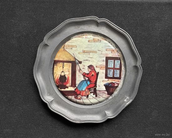 Прядильщица шерсти у камина / Винтаж коллекционная тарелка-подставка из олова с вставкой из глазурованной керамики / Клеймо "Ангел с трубой". Диаметр: 10 см