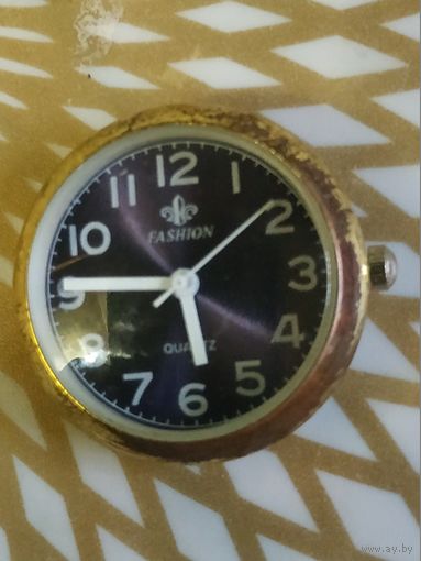 Часы наручные FASHION ,   тикают. Состояние на скане.