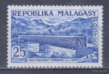 [652] Мадагаскар 1962. Архитектура.Мост. Гашеная марка.