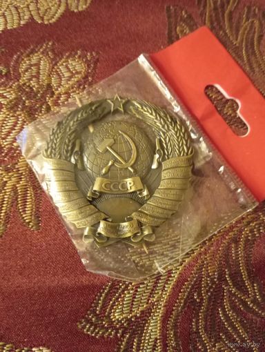 Металлический магнит с гербом СССР.