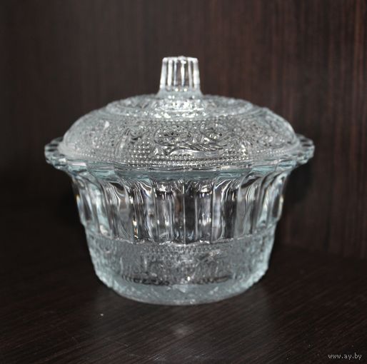 Стеклянная, рельефная сахарница с крышкой.