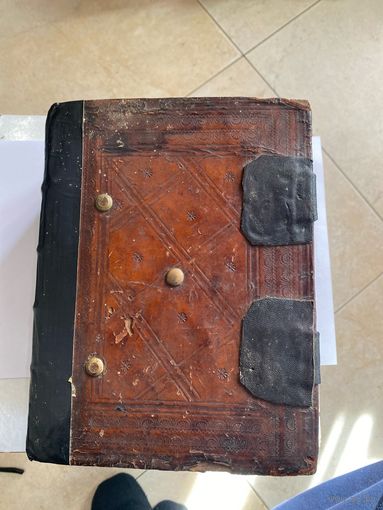 Старая церковная книга (ориентировочно 17 века, водяные знаки присутствуют,после небольшой реставрации)