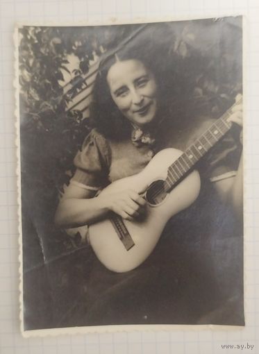 Девушка с гитарой. 1930-е