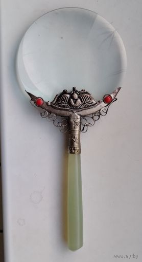 Лупа увеличительное стекло в красивом оформлении