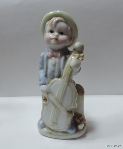 Статуэтка фарфоровая "Музыкант" 80-е годы Европа. Высота 14 см.