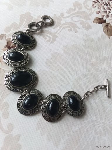 Браслет на руку.