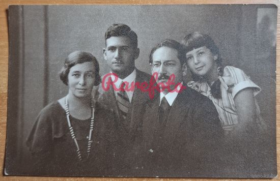 1920-е Открыточный формат семейное студийное фото фотограф Рендель Белосток