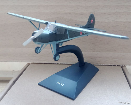 Модель самолета Як-12