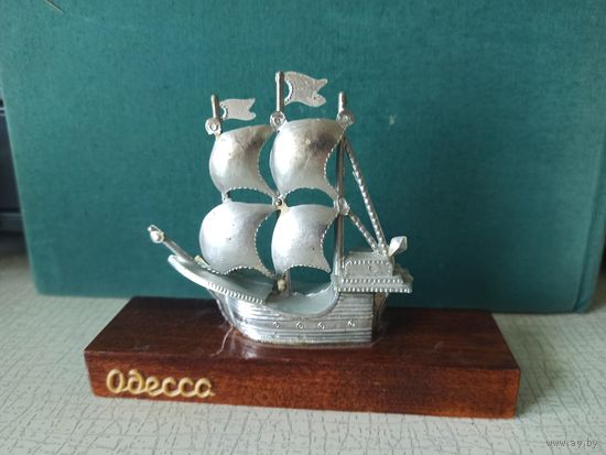 Сувенир "Кораблик из Одессы" (СССР). Длина подставки-13 см, высота подставки-1,5 см, высота кораблика-8 см.