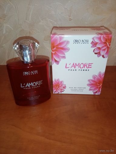 Флакон из красного стекла.