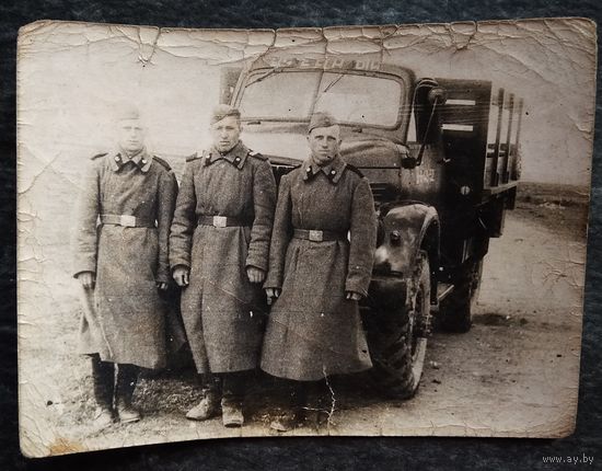Фото солдат у автомобиля. 1960-е 9х12