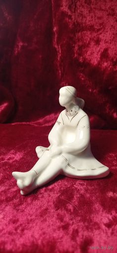 КОЛЛЕКЦИОННАЯ ФАРФОРОВАЯ СТАТУЭТКА ДЕВУШКА ИЗ ТРИПТИХ ЖАЛЕЙКА МФФЗ СССР МИНСК ОРИГИНАЛ  .  Распродажа Коллекции !!! . Экспресс  Аукцион с рубля без МПЦ   .Много лотов в продаже .