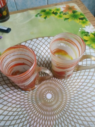 Кружки из цветного стекла.