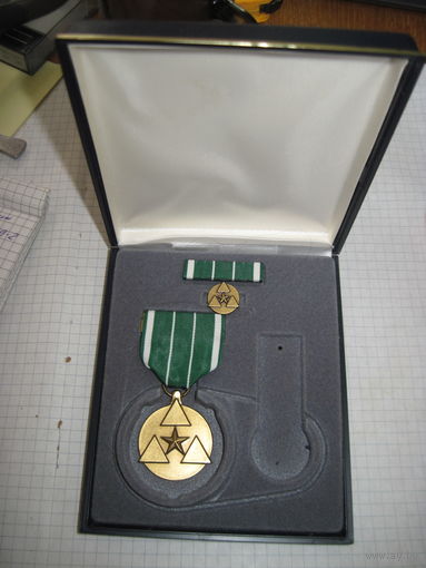 Медаль "За гражданскую службу" Командующего армии США в футляре.