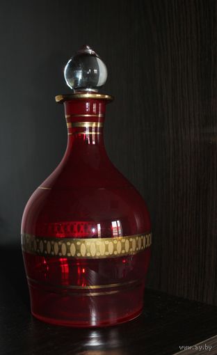 Стеклянный графин, красное стекло, из СССР.