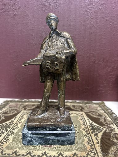 Очень старая бронзовая статуэтка, почтальон, много лотов с рубля