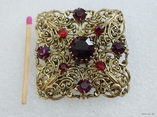 Брошь винтажная ЧССР. Ажурный квадрат. гранатовое стекло