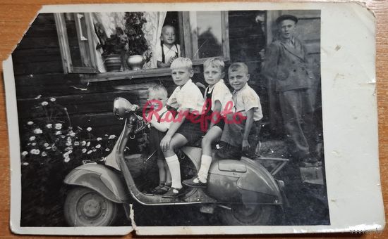 1950-е Мальчики на мотороллере Вятка ВП-150 ретро фото типажи