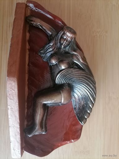 Статуэтка плывущая в волне девушка. Керамика