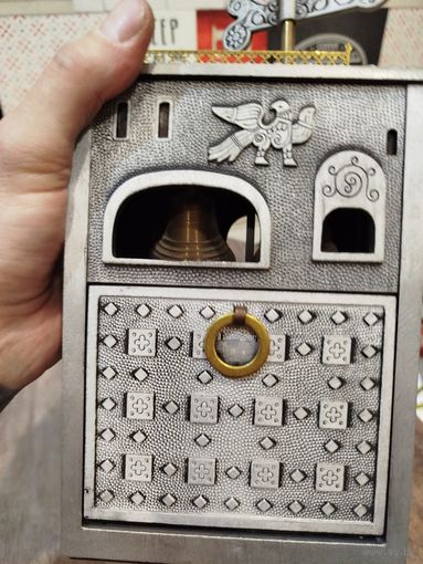 Крупная мощная музыкальная сигаретница,с латунными колоколами,нужно почистить заводу,с рубля