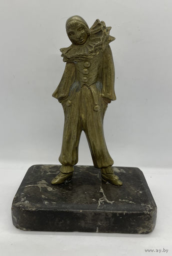 Бронзовая статуэтка на камне. Пъеро