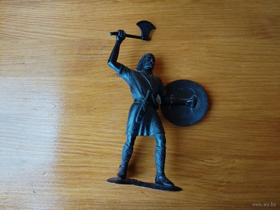 Фигурка викинга.