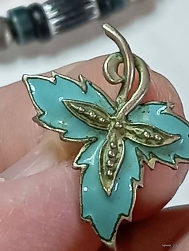 Серёжка , натуральная эмоль , не магнит . С рубля .