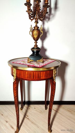 Столик старинный.