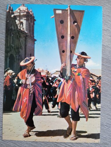 Этнография. Перу, Куско. Местные музыканты на празднике Инти