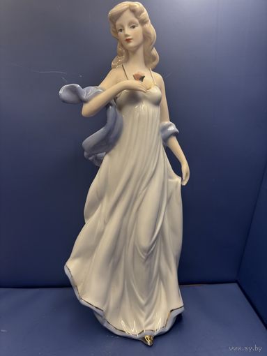 Статуэтка Девушка с палантином танцует фарфор