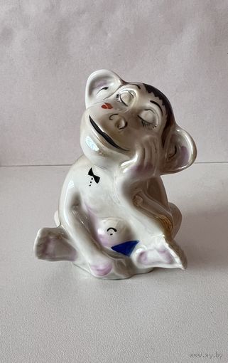 Статуэтка фарфоровая "Обезьяна" (Обезьянка) ДФЗ