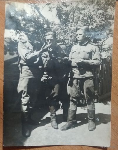 Давай закурим. Фронтовое фото. 7.5х10 см