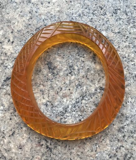 Браслет. Браслет из резного люцита.