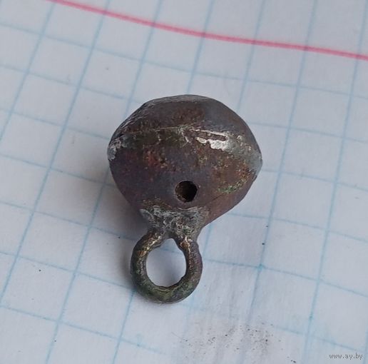 Пуговица гирька, с отверстиями.