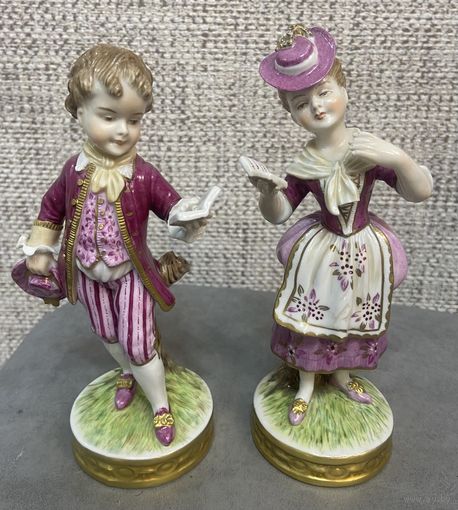 Фарфоровые статуэтки UNTER WEISS BACH 1885 Мальчик и Девочка с книгой. Германия. 1886-1900 год. Высота 18 см.