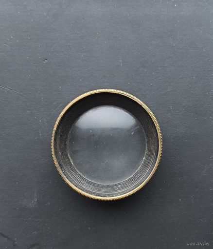 Линза в латунной оправе