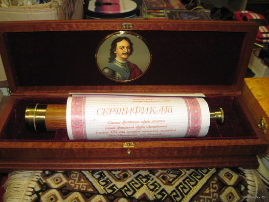 Зрительная(подзорная) труба Петра 1 в деревянной шкатулке.