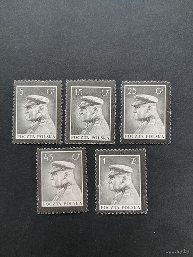 Польша 1935 Полная серия марок "Траурный выпуск по случаю смерти маршала Юзефа Пилсудского" (чистые* на двух первых марках сзади следы от альбома) Mi.294-298 каталог 30.00 евро